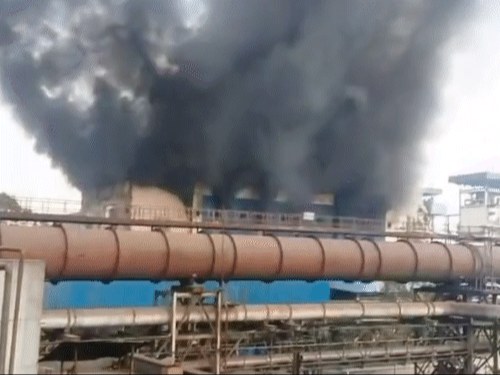 भिलाई स्टील प्लांट में भीषण आग: पाइप-खिड़की से लटककर उतरे कर्मचारी, भगदड़ में 7 घायल