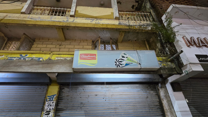 दुर्ग इंदिरा मार्केट के स्थित लॉज में देह व्यापार का भंडाफोड़, मिठाई की दुकान पर चल रहा था ये काम