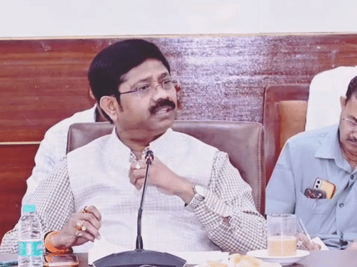 करेली SHO की कार्यप्रणाली से मंत्री नंदी नाराज:मीटिंग में अफसरों से बोले- इन्हें हटाएं, देर से आने पर दो SDM को कारण बताओे नोटिस