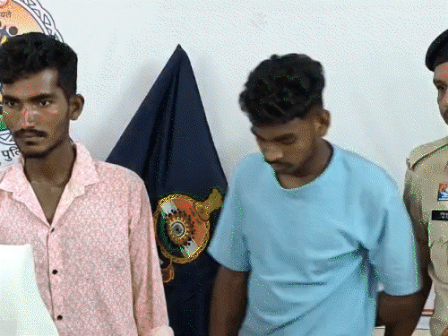 कारोबारी को 40 बार चाकुओं से गोदा, अतड़ियां बाहर आई,VIDEO:मजदूरी नहीं बढ़ाने से नाराज थे कर्मचारी, दुकान से घर लौटते समय हत्या की