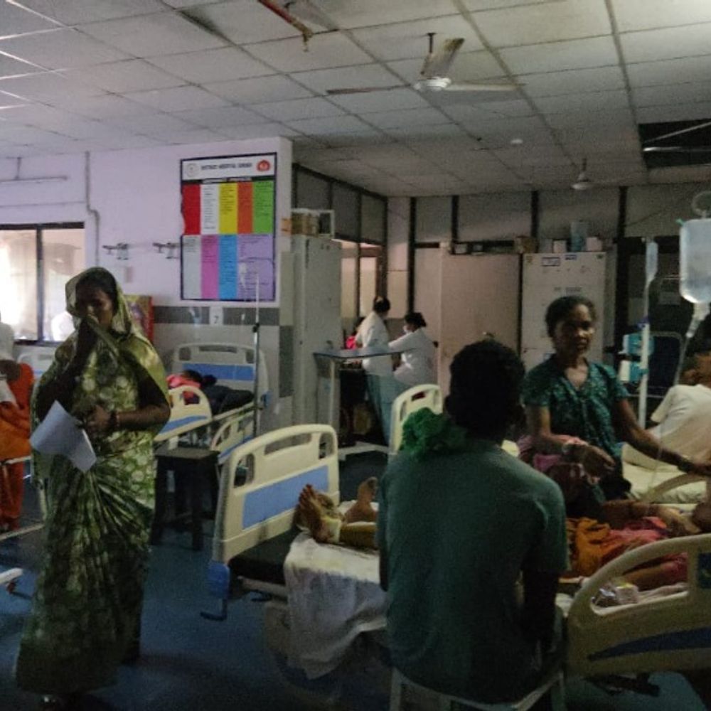जिला अस्पताल का बिजली गुल,4 घंटे तक परेशान रहे मरीज:स्टाफ ने मोबाइल टॉर्च के सहारे काटीं पर्चियां;जनरेटर में डीजल नहीं होने का आरोप