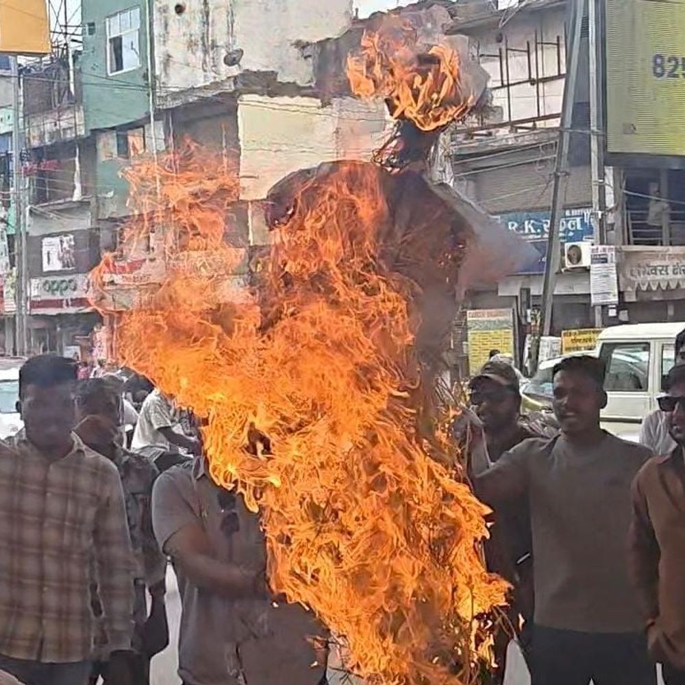 भिलाई में विधायक अनुज शर्मा का पुतला जलाया:युवा कांग्रेस ने नकटी गांव में बुलडोजर कार्रवाई का किया विरोध, कहा- छत्तीसगढ़ के लिए काला दिन