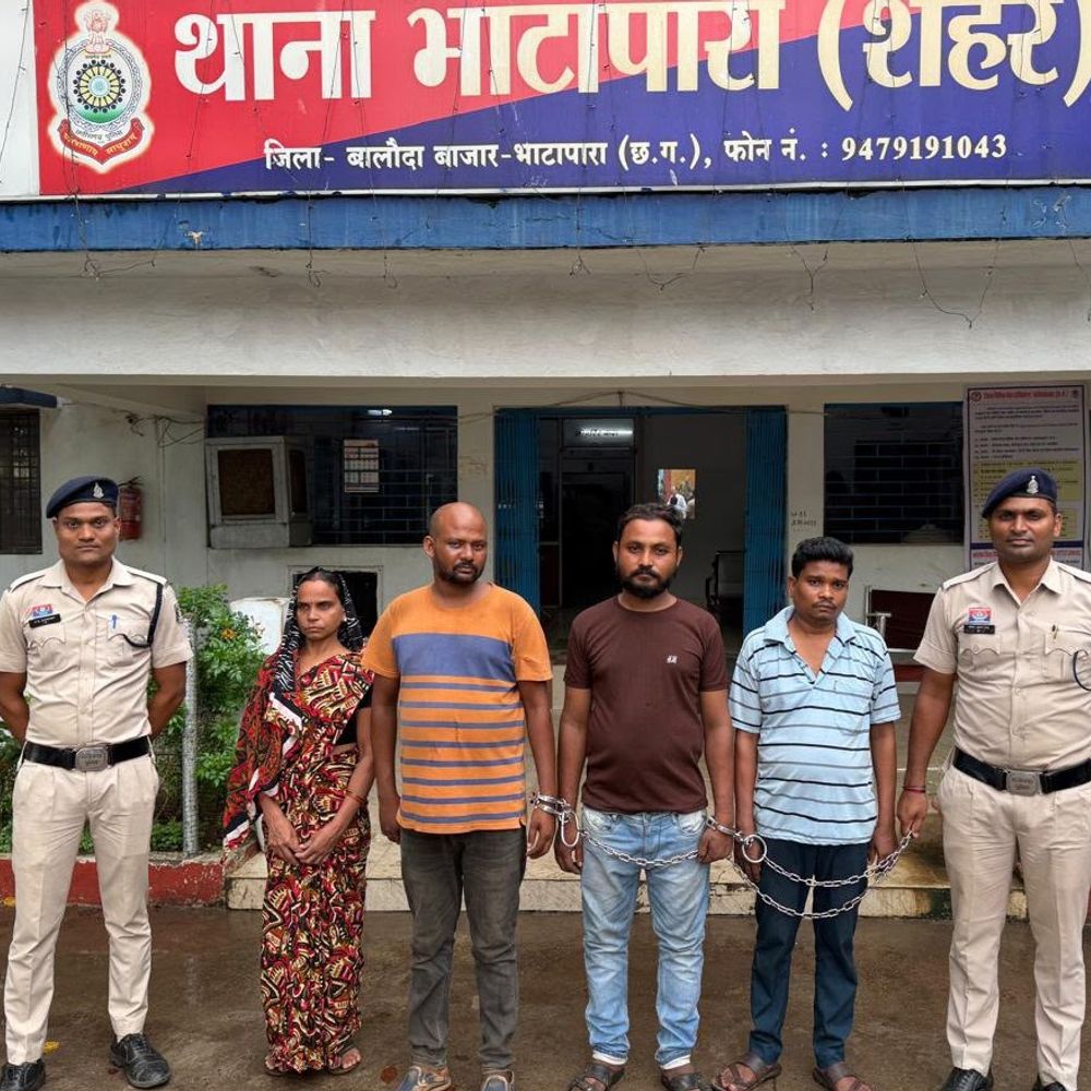 भतीजे ने प्रेमिका संग चाची से लूट की साजिश रची:बलौदाबाजार में वृद्धा से मंगलसूत्र छीना, 4 आरोपी गिरफ्तार, 1 लाख के जेवर, बाइक बरामद