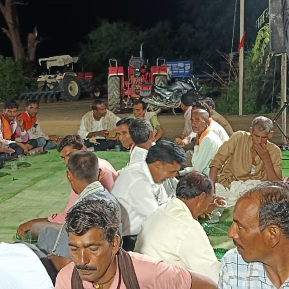 कवर्धा में गन्ना किसानों ने नेशनल हाईवे जाम किया:30 करोड़ के लंबित भुगतान सहित तीन मांगों पर अड़े, शक्कर कारखाने के सामने अनिश्चितकालीन धरना
