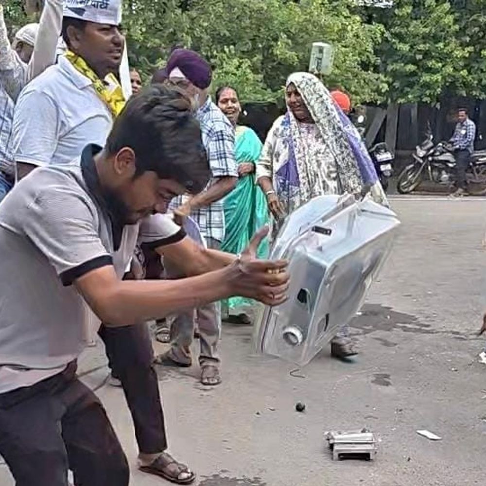 स्मार्ट मीटर लेकर जनदर्शन पहुंचे लोग, कलेक्ट्रेट के सामने तोड़ा:बोले- पहले से कई गुना बढ़ रहा बिजली बिल, पुराने मीटर दोबारा लगाने और बढ़ी दरें वापस लेने की मांग
