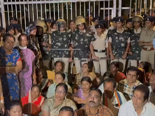 नकटी गांव के विस्थापितों ने सीएम हाउस घेरा:सड़क पर बैठकर खाना खाया, 5 दिन का अल्टीमेटम, कहा- मुआवजा चाहिए, कांग्रेस बोली- बंद बुलाएंगे