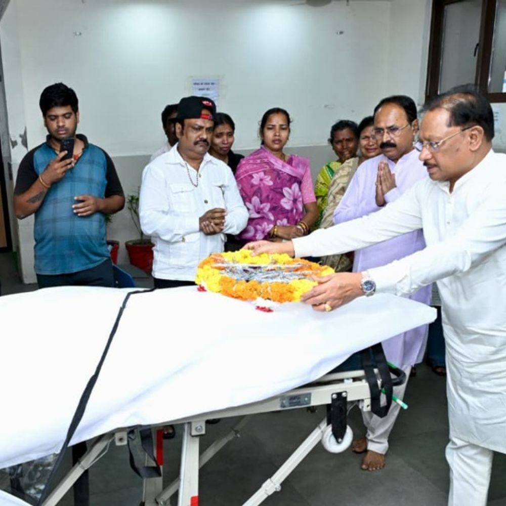 पद्म विभूषण डॉ. तीजन बाई को CM ने दी श्रद्धांजलि:एम्स पहुंचकर पार्थिव शरीर पर पुष्पचक्र अर्पित किया, बोले-छत्तीसगढ़ की सांस्कृतिक विरासत को अपूरणीय क्षति