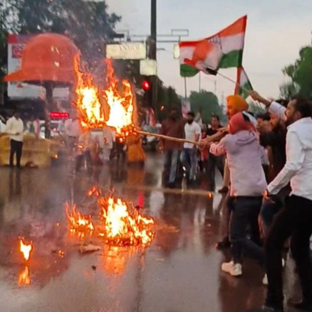 नकटी में बुलडोजर कार्रवाई के खिलाफ कांग्रेस का प्रदर्शन:दुर्ग में CM का फूंका पुतला; पुनर्वास और मुआवजे की मांग की