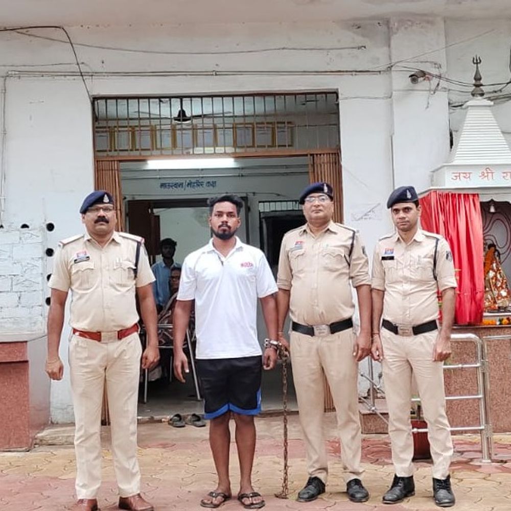 दुर्ग में गांजा बेचते युवक गिरफ्तार:1.790 किलो गांजा, कैश और मोबाइल जब्त; केनाल रोड पर चल रहा था गांजा बेचने का खेल