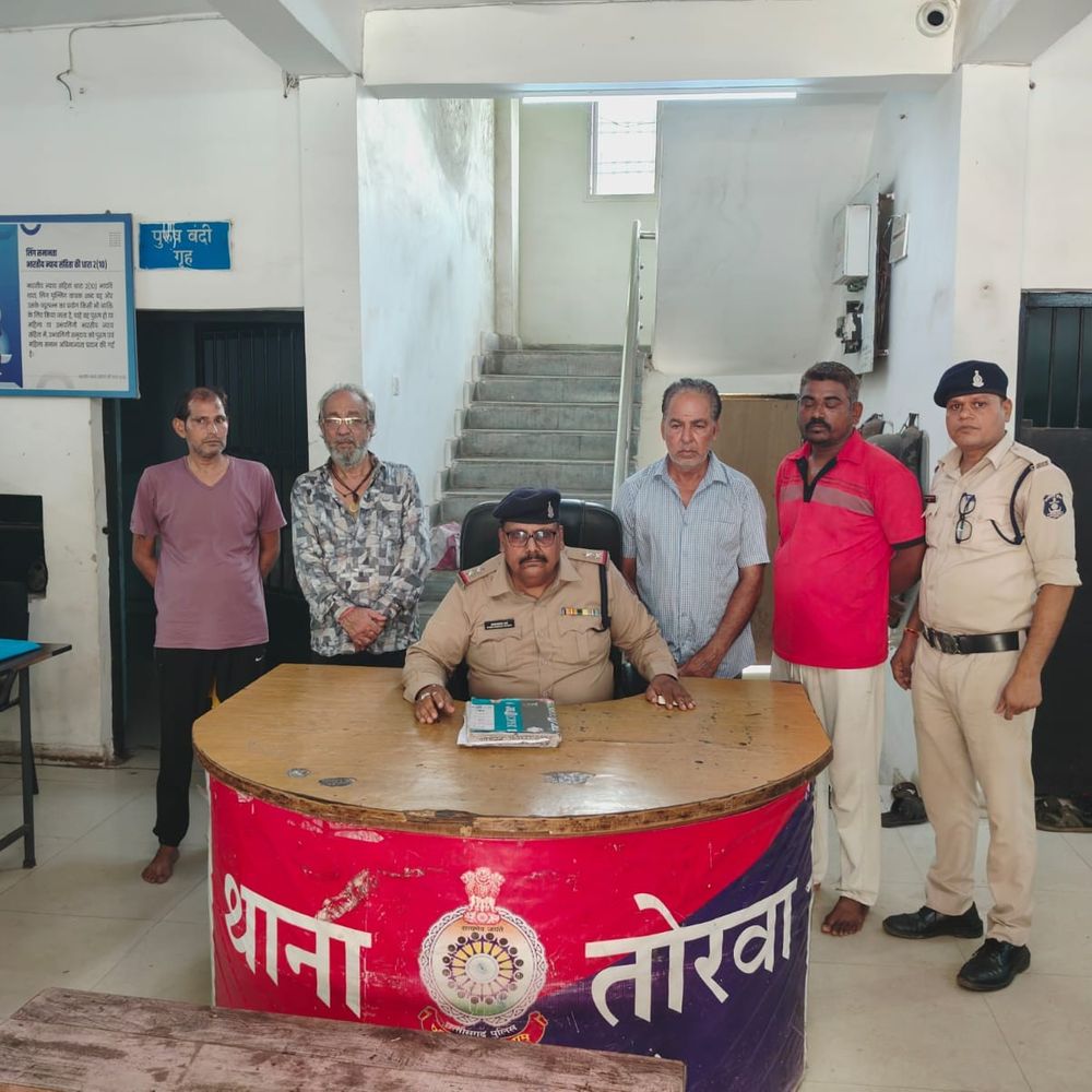 बिलासपुर में सट्टे के बड़े अड्डे पर पुलिस की रेड:किशनचंद बजाज समेत 4 आरोपी गिरफ्तार; 50 हजार कैश और 10 मोबाइल जब्त