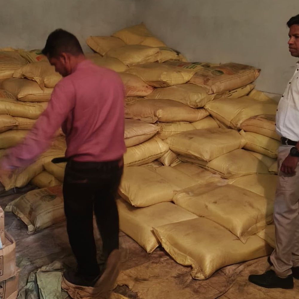 धमतरी में खाद की कालाबाजारी पर प्रशासन का एक्शन:120 बोरी यूरिया जब्त, एक लाइसेंस निरस्त, चार को नोटिस जारी