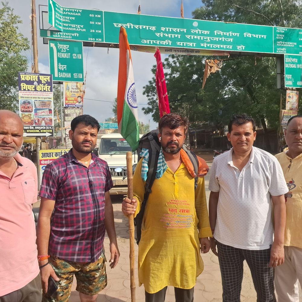 राजा बाबू की 10 हजार किमी पदयात्रा रामानुजगंज पहुंची:दे रहे आपसी भाईचारा और मानव कल्याण का संदेश