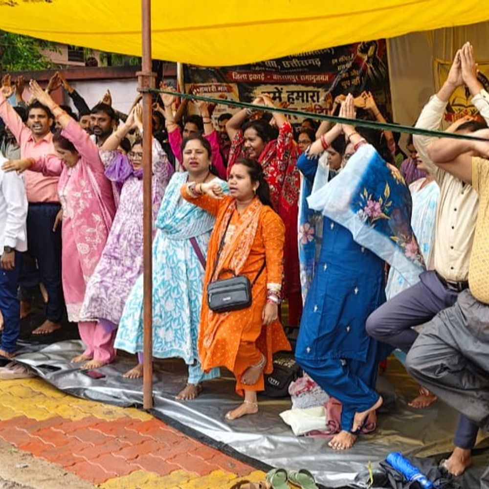 एक पैर पर खड़े होकर अतिथि शिक्षकों ने किया प्रदर्शन:बोले- 20 हजार मानदेय में नहीं चल रहा परिवार, हड़ताल 6वें दिन भी जारी