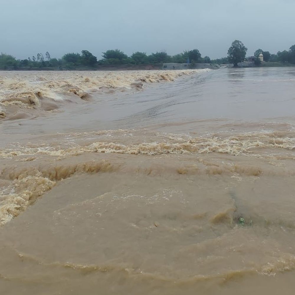 3 दिन की बारिश से अमेठी एनीकेट उफान पर, VIDEO:बलौदाबाजार में 3 फीट ऊपर पानी बह रहा; दर्जनों गांवों का संपर्क टूटा