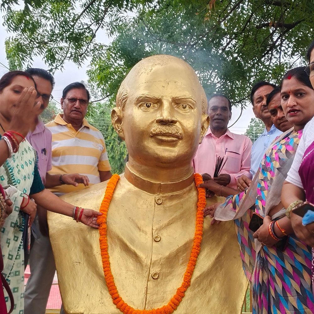 मनेंद्रगढ़ में भाजपा ने मनाई डॉ. श्यामा-प्रसाद मुखर्जी की जयंती:श्रद्धांजलि अर्पित कर लिया राष्ट्रसेवा का संकल्प;अनिल केशरवानी बोले-राष्ट्रहित से नहीं किया जा सकता समझौता