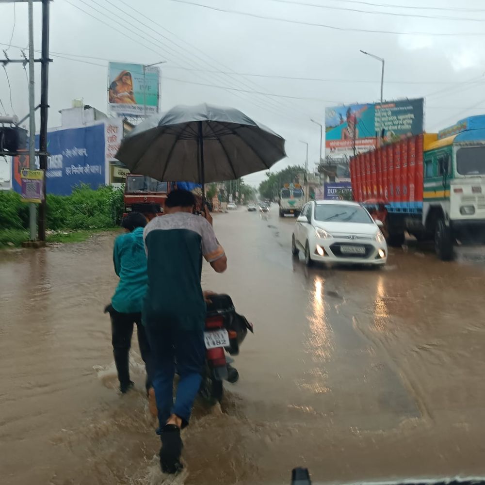 बारिश से गरियाबंद त र ब त र... नेशनल हाईवे पानी में डूबा, जलभराव से वार्डों में भी परेशानी