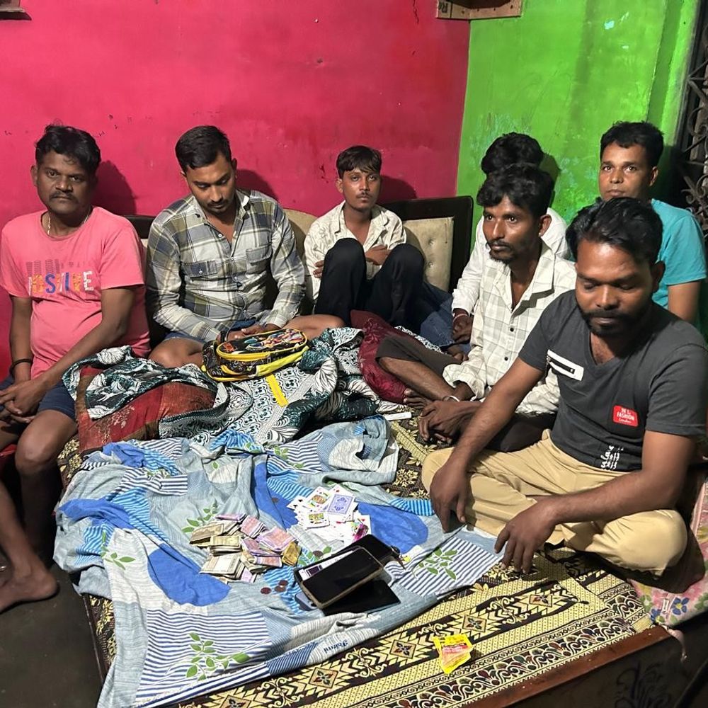मकान में चल रहा था 52 पत्ती का जुआ:पुलिस ने रेड मारकर 10 लोगों को पकड़ा; 44 हजार रुपए नकद और 9 मोबाइल जब्त