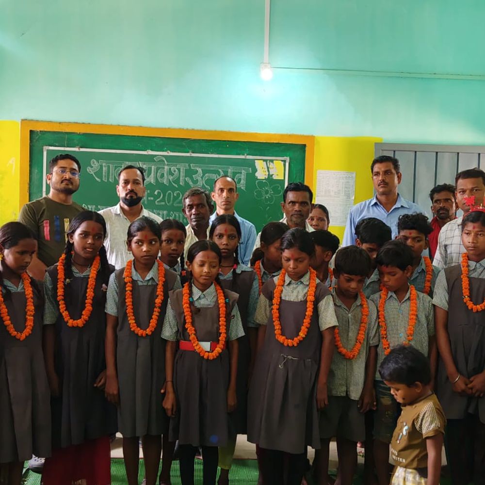 स्कूल प्रवेशोत्सव कार्यक्रम में नवप्रवेशी छात्रों का किया स्वागत, न्योता भोज भी कराया गया