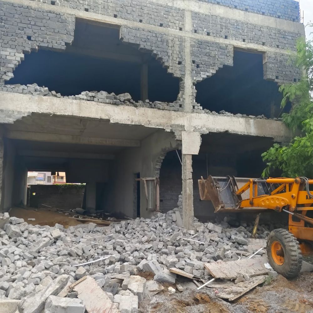 रायपुर में अवैध कॉमर्शियल भवन पर चला बुलडोजर:बिना अनुमति हुआ था 1500 वर्गफुट में निर्माण