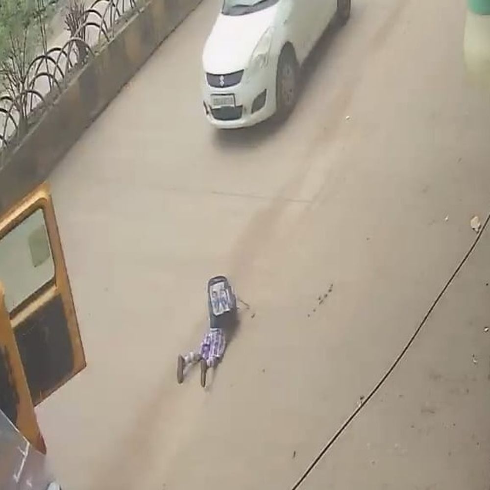 चलते स्कूल वैन से सड़क पर गिरा मासूम VIDEO:पहले एक बच्चे को उतारा, लेकिन पीछे का गेट नहीं किया लॉक, बाल-बाल बची जान
