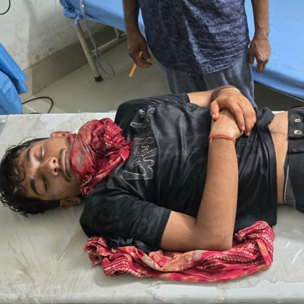 शराब के नशे में युवक ने अपना गला काटा:गंभीर हालत में अस्पताल में भर्ती, सीतामढ़ी में हुई घटना