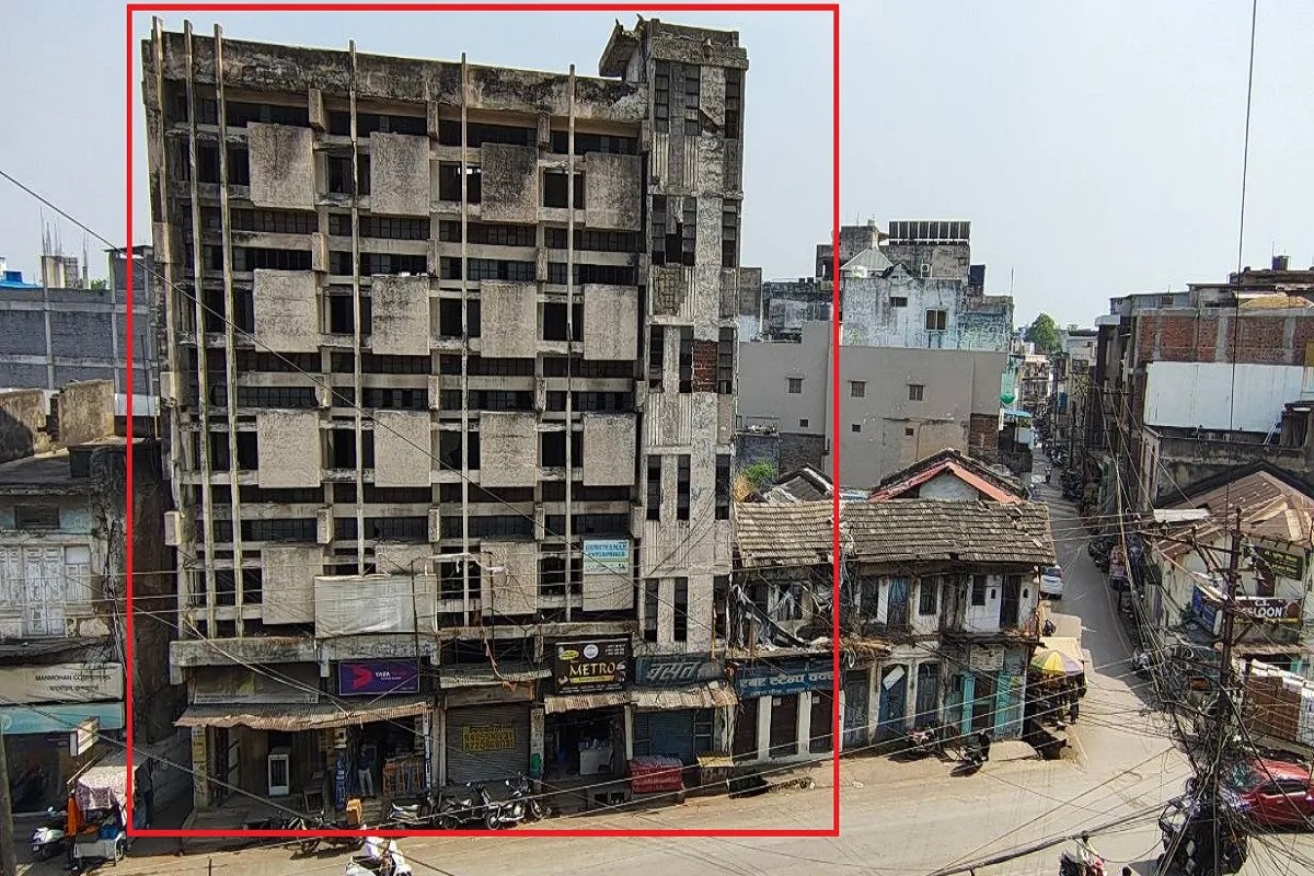 Raipur: शहर के बीचों-बीच डेंजर बिल्डिंग, 20 वर्षों से बंद पड़ा, कौन है मालिक निगम को भी पता नहीं