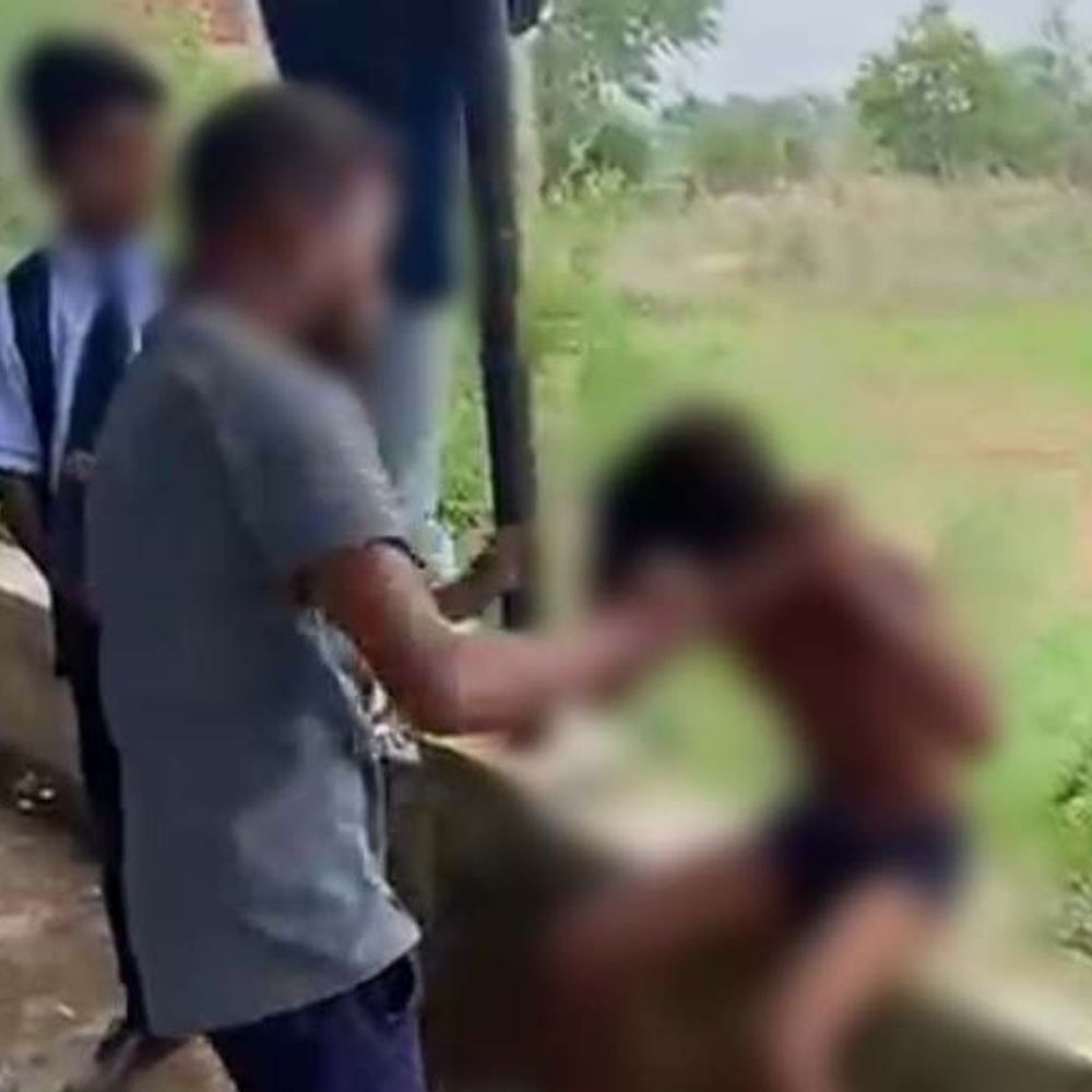 अर्धनग्न कर नाबालिग छात्र को 10 मुक्के-थप्पड़ मारे,VIDEO:आत्मानंद स्कूल के स्टूडेंट को किया किडनैपिंग, मंदिर के पीछे कपड़े उतरवाकर लात-घूंसों से पीटा
