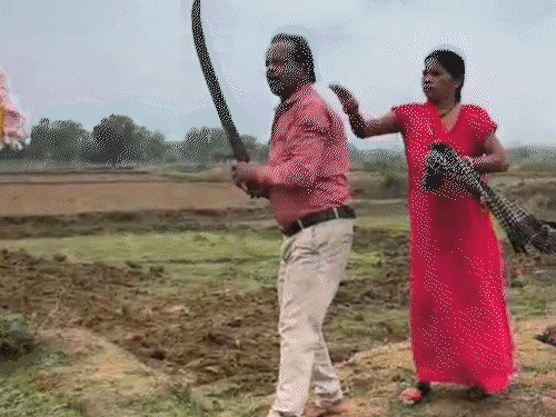 जमीन विवाद...चाचा ससुर ने लहराई तलवार, बहू को दी धमकी,VIDEO:कहा-ये जमीन मेरी है, कदम रखा तो मार दूंगा, महिला की शिकायत पर केस दर्ज
