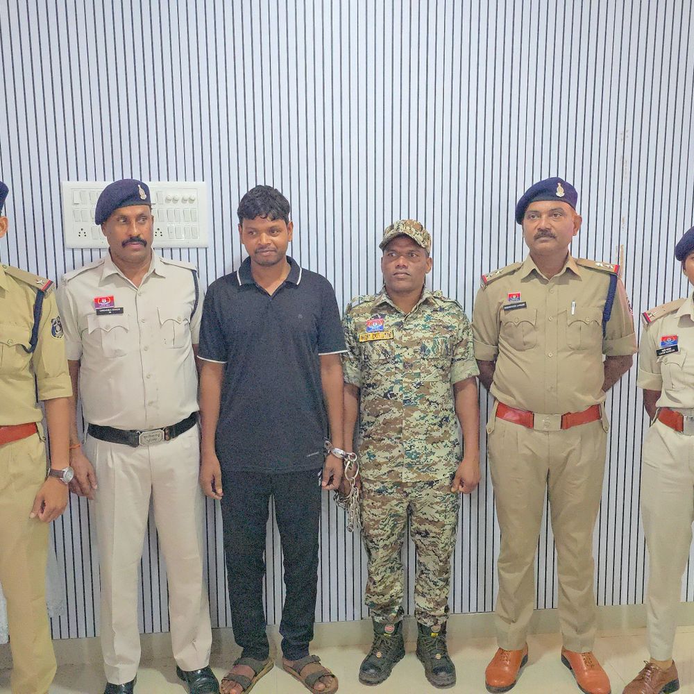 इंसास रायफल छोड़कर भागा आरोपी मुंबई से गिरफ्तार:हथियारों के दम पर वसूली, पूर्व नक्सली सदस्य होने का दावा, जशपुर पुलिस कर रही पूछताछ