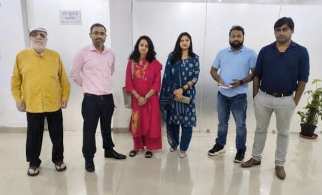 गौर सिटी स्टेडियम की बदहाली पर भड़के निवासी, GNIDA कार्यालय पहुंचकर सौंपा ज्ञापन