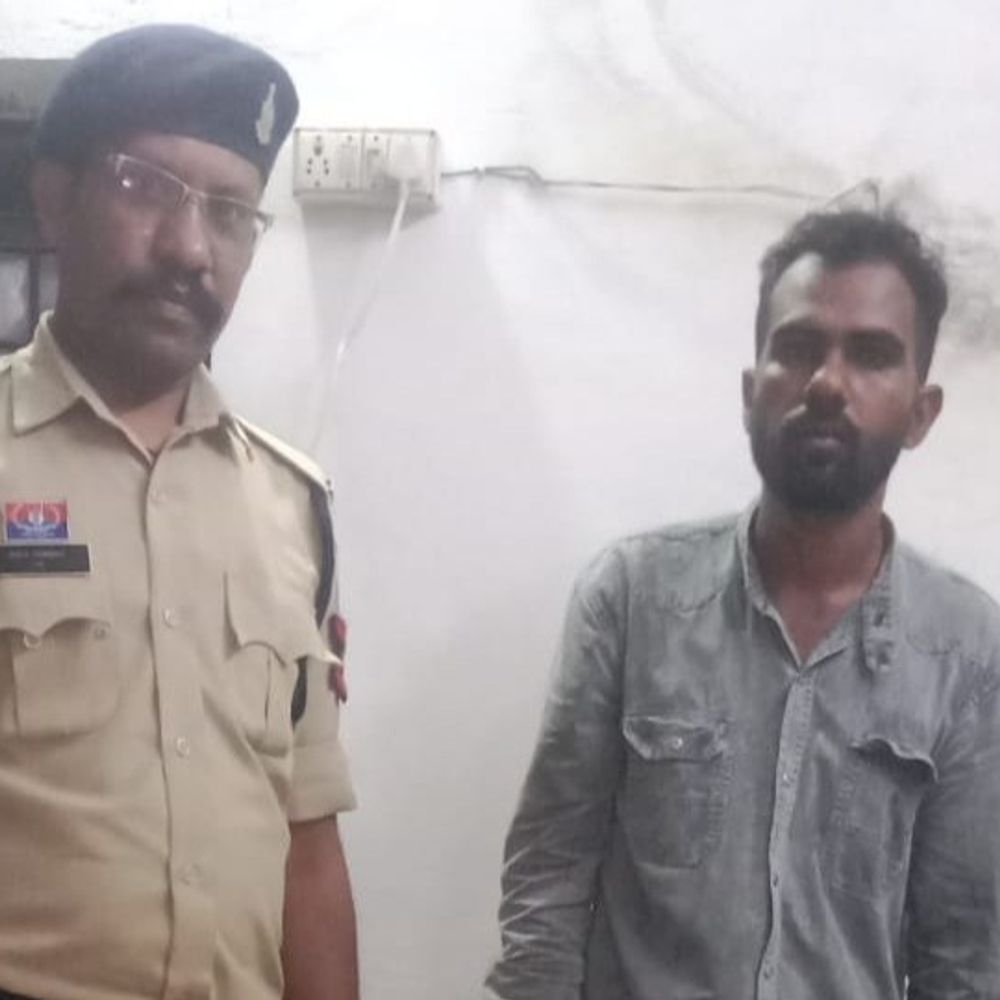 दुर्ग: अस्पताल में फोन मांगने के बहाने 1.48 लाख की ठगी, आरोपी गिरफ्तार