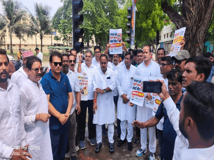 रायपुर में स्मार्ट मीटर के विरोध में कांग्रेस का उग्र प्रदर्शन, फूंका पुतला